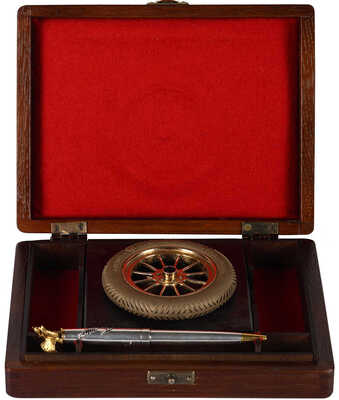 Авторучка «Русско-Балтийский» на подставке в форме уменьшенного
автомобильного колеса